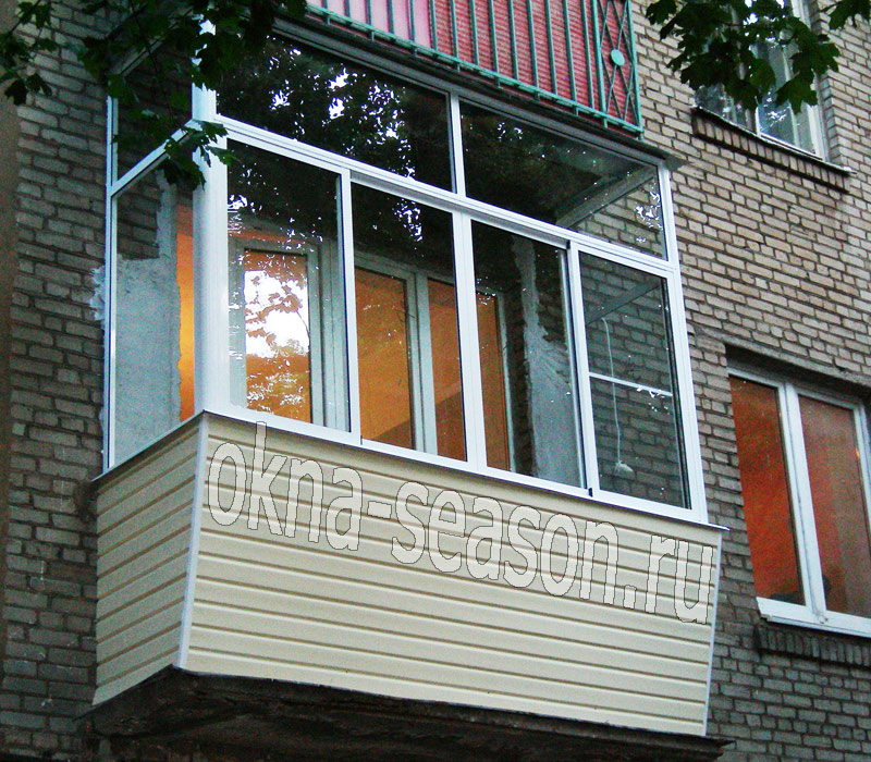 Остекление балкона с выносом с высокими рамами